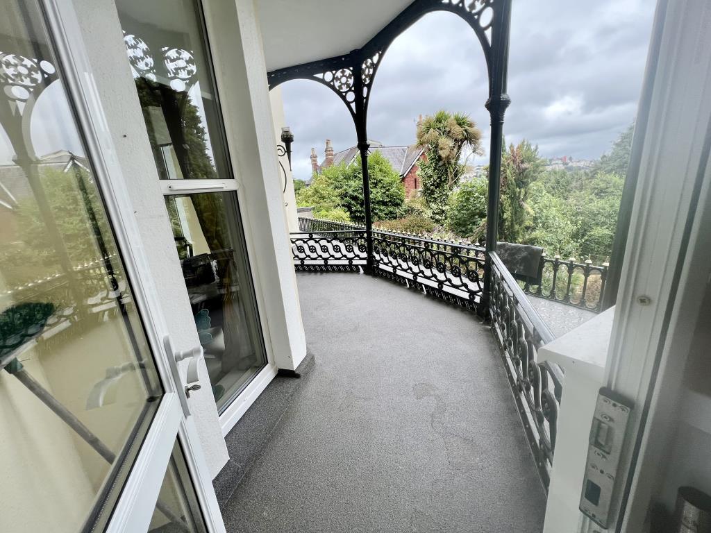 Lot: 53 - VACANT TWO-BEDROOM FLAT WITH SEA VIEWS - General view of Balcony